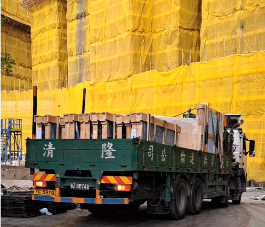 基建建材至香港南區地盘，吊机车精准配送